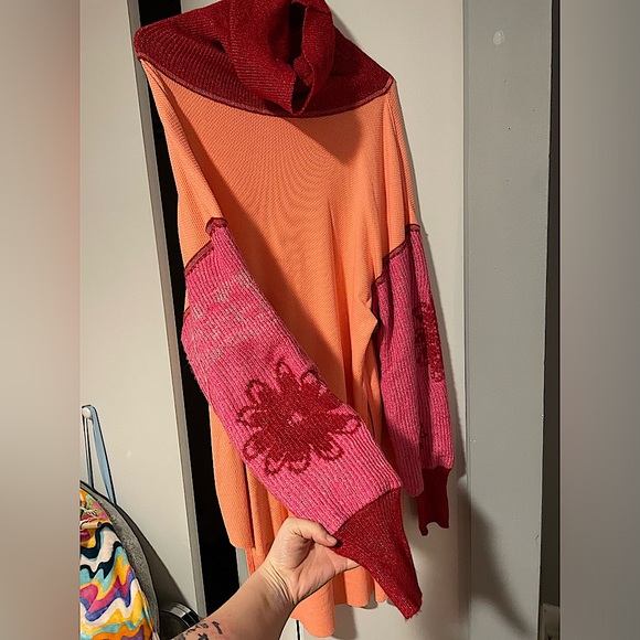 Free People Make it Cozy Coral Oversized Sweater size Medium NWOT - Picture 4 of 6